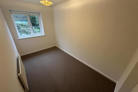 smaller bedroom.jpg