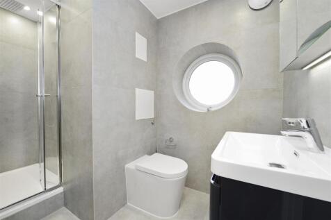 75BC En-suite.jpg