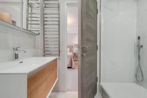 7_Main Ensuite-0 (1).jpg
