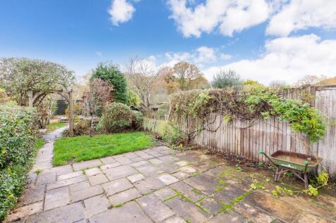 19 Goldenball Lan...