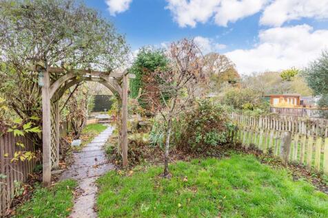 19 Goldenball Lan...