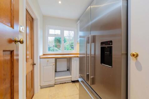 19 Goldenball Lan...