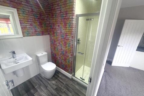 bedroom two - En suite