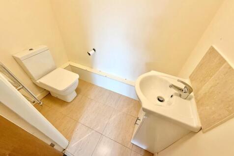 flat 3b bedroom 1 ensuite.jpg