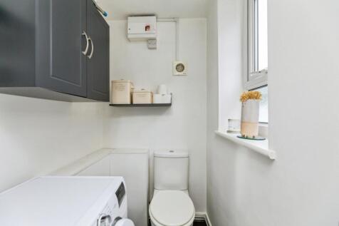 pbox-bathroom-327107.jpg