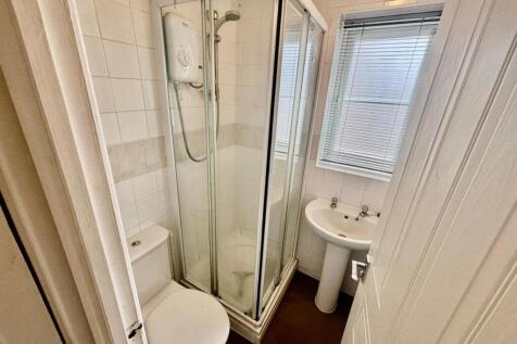 15 Sundew bathroom.jpg