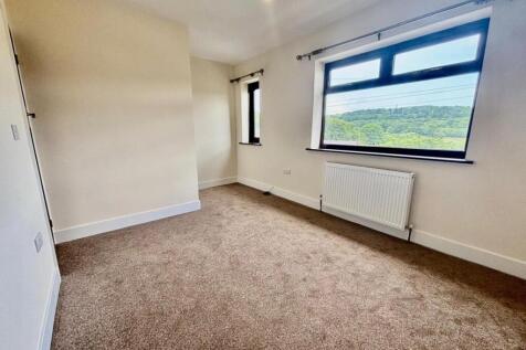 6 Cross bedroom 1 1.jpg
