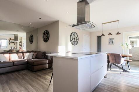 Kitchen / Dining Area