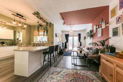 Kitchen and family room1.jpg