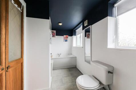 Family bathroom.jpg