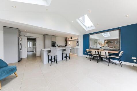 Kitchen/ Dining