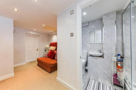 Bedroom to en suite