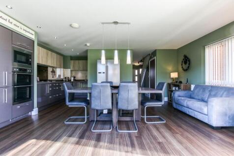 Open Kitchen / Dining Area