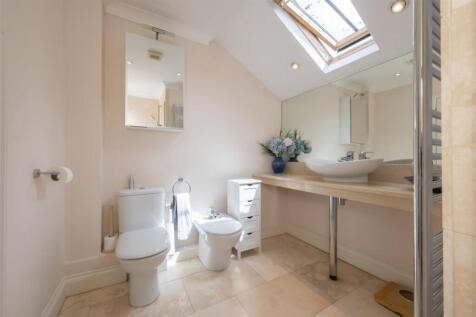 En-suite bedroom 1.JPG
