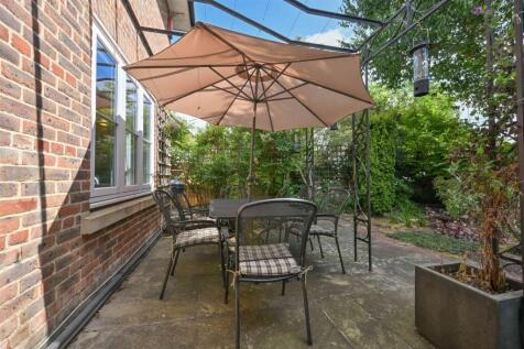 Outdoor entertaining area.JPG