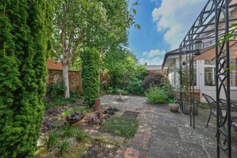Rear garden view 3.JPG