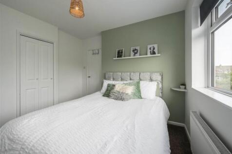 Bedroom 2 Wardrobe.JPG