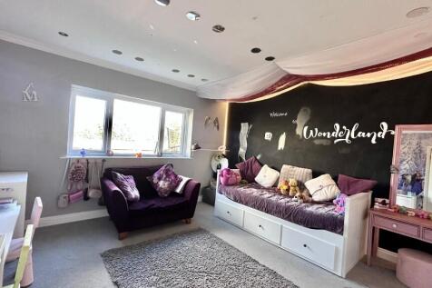 Bed 4 / Playroom