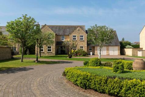 Ty Mawr, 3 Alston Court, Langtoft