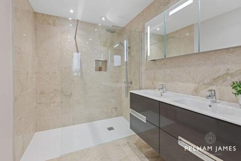 Principal En suite - 170 Eastgate, Deeping St James