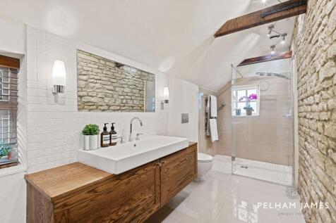 Principal En Suite, 24 High Street, Maxey