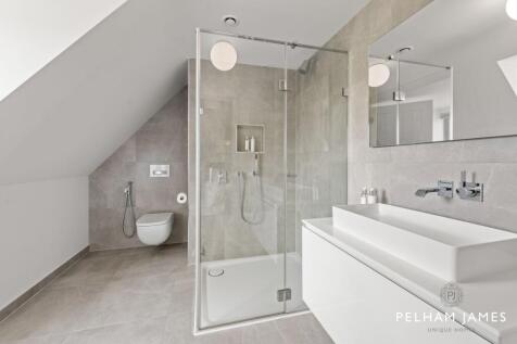 Principal En Suite, 11 Bourne Road, Colsterworth