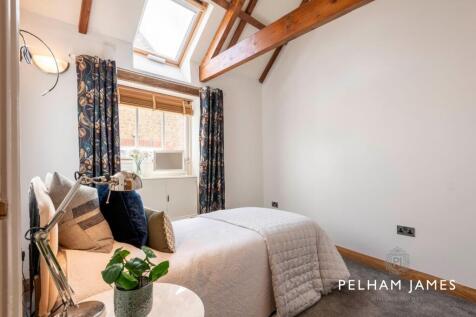 Flat Ground Floor Bedroom, Corner Barns, Cold Overton