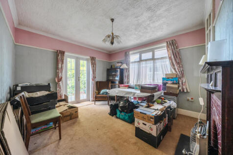 1370981-5-68fb632...