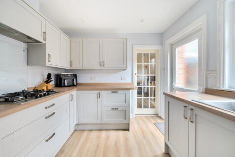 1370218-8-68f21bc...