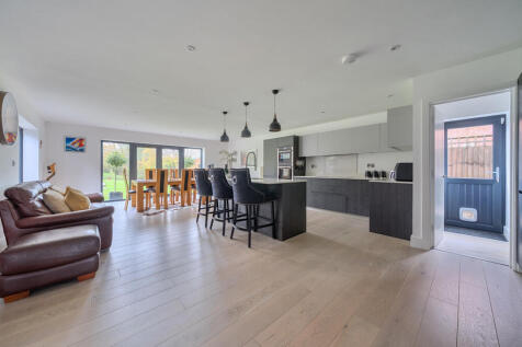 1373467-5-690b55b...