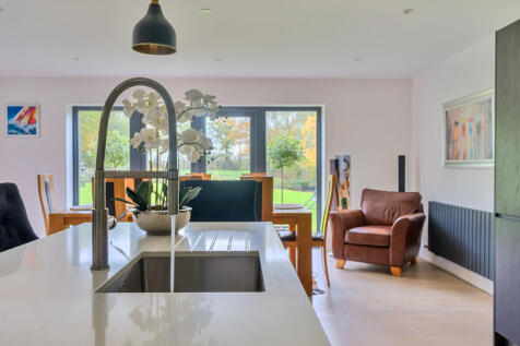 1373467-9-690b571...