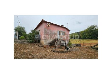 3 bedroom country house with annexes and land, very well located, 5km from Alvaiázere.