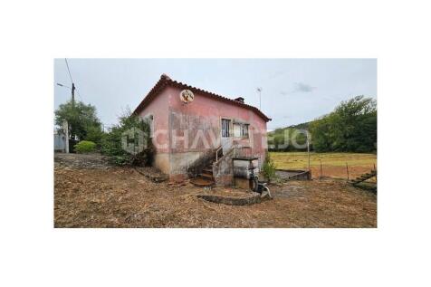 3 bedroom country house with annexes and land, very well located, 5km from Alvaiázere.