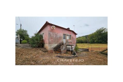 3 bedroom country house with annexes and land, very well located, 5km from Alvaiázere.