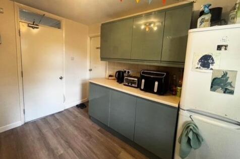 16 Howard Kitchen.JPG