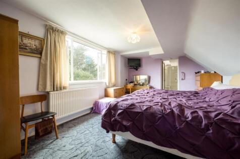 The other 1st floor bedroom...