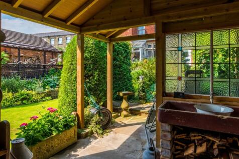 SUMMERHOUSE