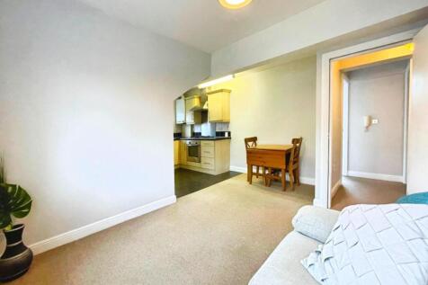 LIVING / KITCHEN