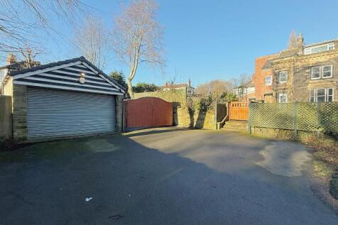 DOUBLE GARAGE/PARKING