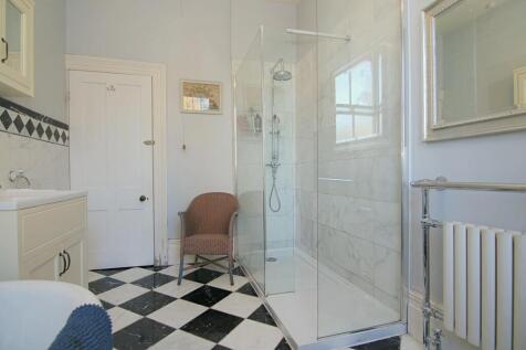 MAIN HOUSE BATHROOM