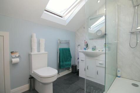 FLAT B BATHROOM