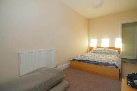 FLAT B BEDROOM