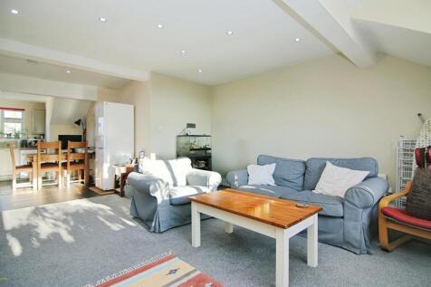 FLAT B LIVING ROOM