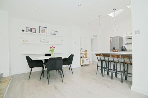 KITCHEN/DINING