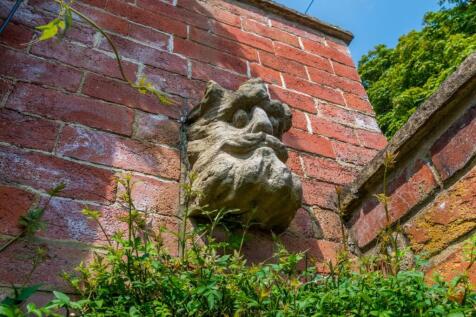 GARDEN FEATURE