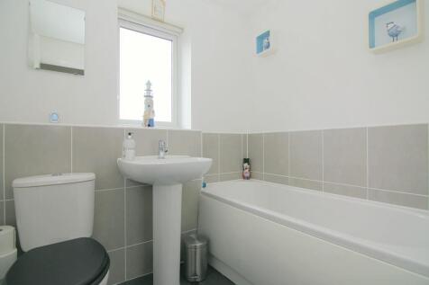 BATHROOM (FIRST FLOOR)