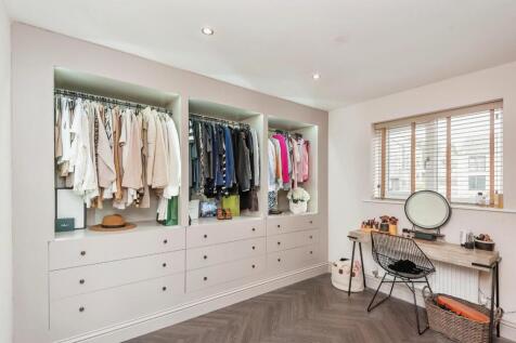 BEDROOM/DRESSING ROOM