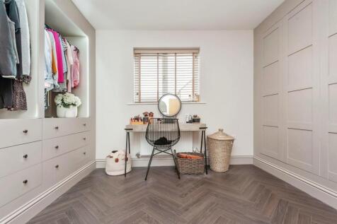 BEDROOM/DRESSING ROOM
