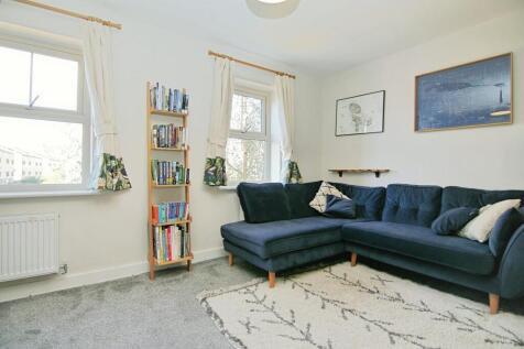 LIVING / BEDROOM