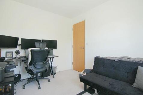BEDROOM/STUDY